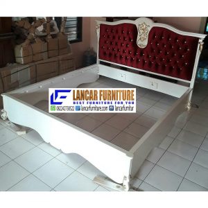 Tempat Tidur Klasik Mewah